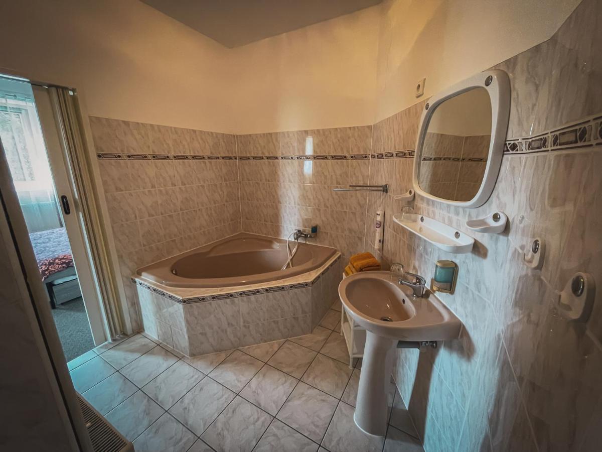 Hotel Apartment Faraon Rumburk Buitenkant foto