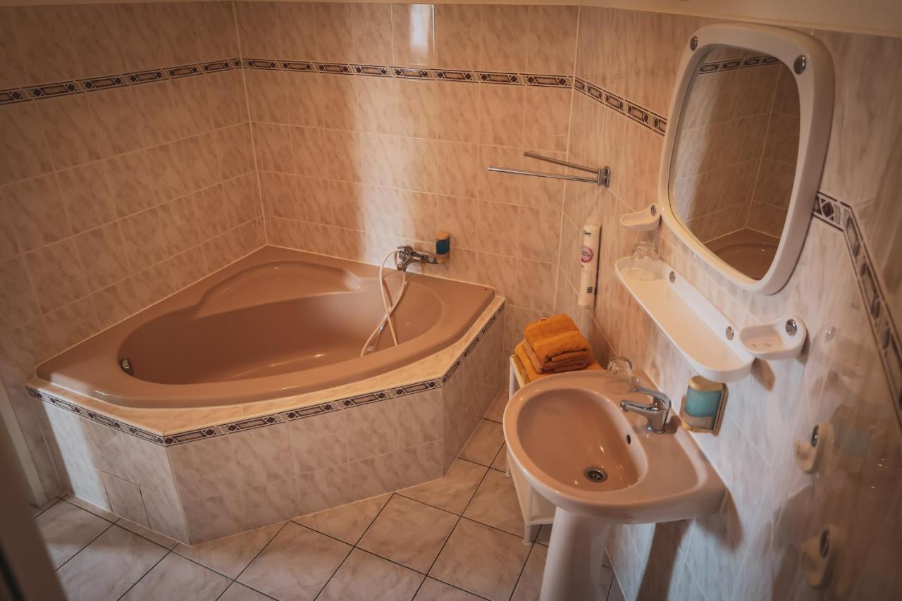 Hotel Apartment Faraon Rumburk Buitenkant foto